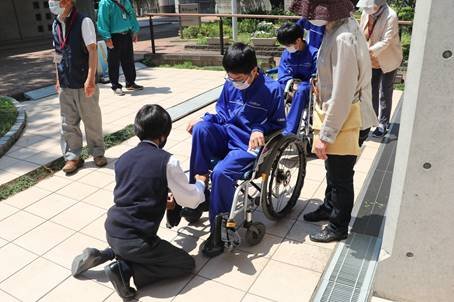 中学1年生 車いす体験 - ニュース | アレセイア湘南中学校